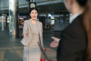 Frau wird am Flughafen begrüßt