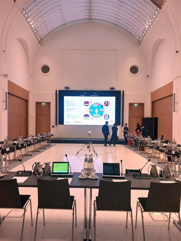 Blick in den Raum: 08. Dezember 2023 die hybride INGA Pflege Bilanz- und Ausblickveranstaltung im Konferenzzentrum des BMG in Berlin